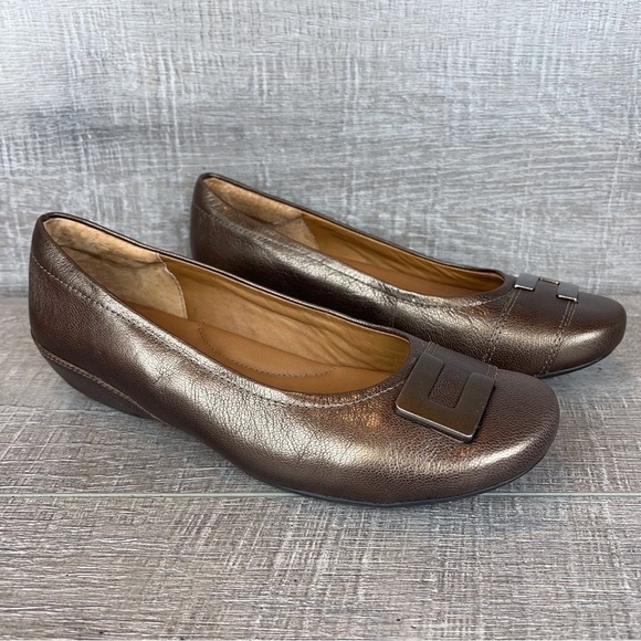 Clarks sz 6 bronze Concert Choir leather round toe flats - Picture 1 of 11